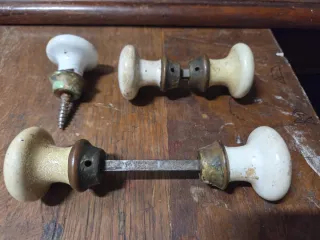 Antiguos pomos de puerta cerámica y metal