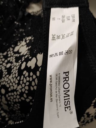 Sujetador negro con estampado floral y encaje.