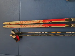 Esquís de fondo Atomic Pro Skate y bastones Swix