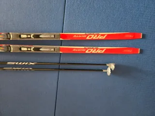 Esquís de fondo Atomic Pro Skate y bastones Swix