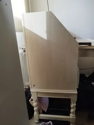 Escritorio antiguo de madera blanco