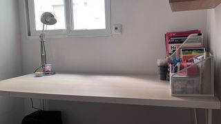 Mesa de madera y metal. Muy buena y grande.