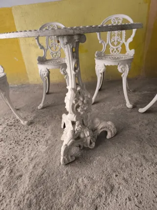 Mesa y sillas jardín