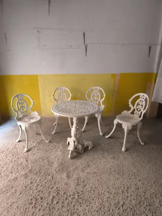 Mesa y sillas jardín