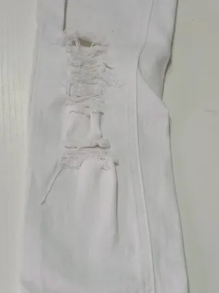 Pantalón pitillo blanco roto