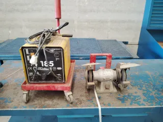 Saldatrice e mola abrasiva