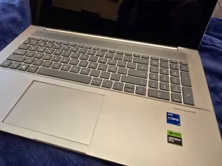 HP Laptop AX211NGW Golpeado, no enciende