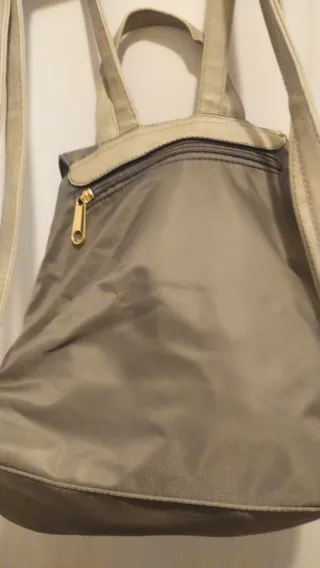 Mochila gris con detalles dorados