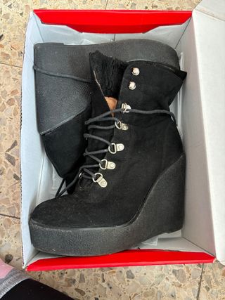 Botin/tacon de cuña negras