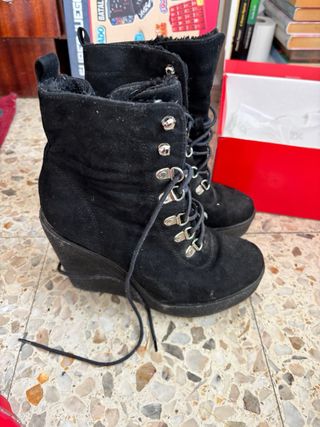 Botin/tacon de cuña negras