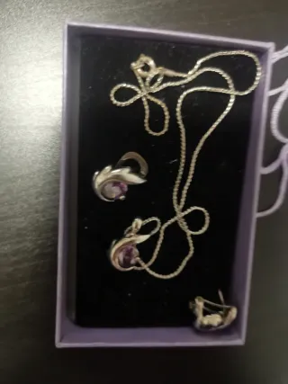 Precioso conjunto colgante y pendientes morados