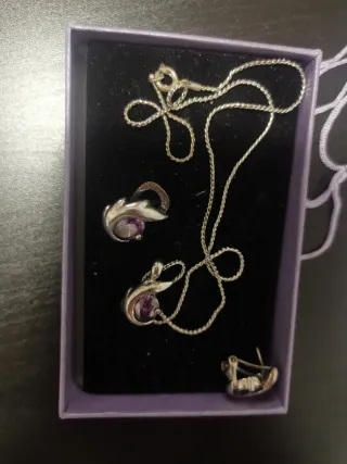 Precioso conjunto colgante y pendientes morados
