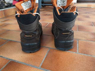 Scarpe da lavoro marroni e arancioni