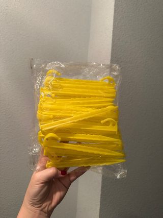 Piquetas amarillas para tienda de campaña