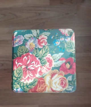 Caja metálica vintage