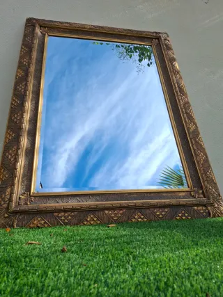 Espejo de pared dorado con marco tallado
