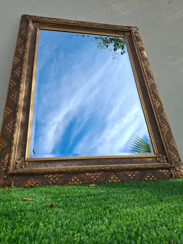 Espejo de pared dorado con marco tallado