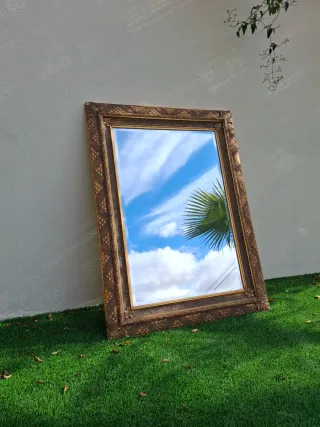 Espejo de pared dorado con marco tallado