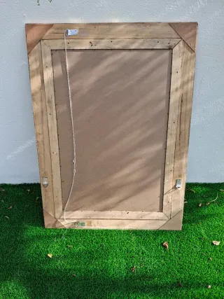 Espejo de pared dorado con marco tallado