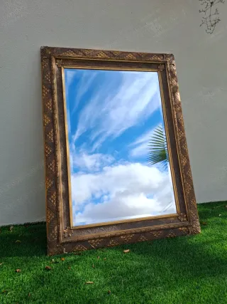 Espejo de pared dorado con marco tallado