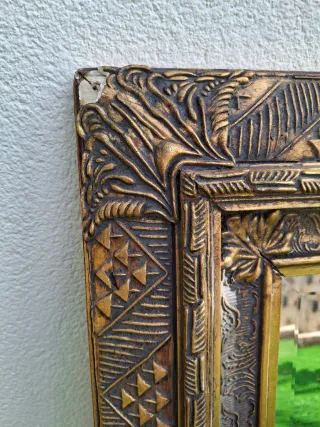 Espejo de pared dorado con marco tallado