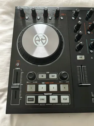 Controlador DJ Native Instruments Traktor S2 Mk2