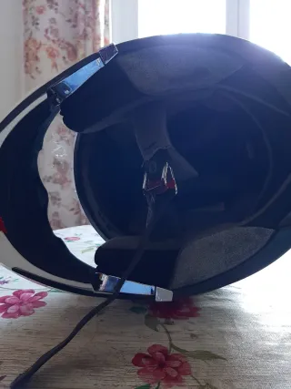 Casco de moto blanco con visera