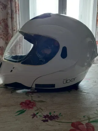 Casco de moto blanco con visera