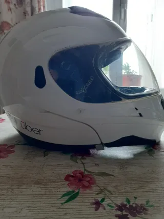 Casco de moto blanco con visera