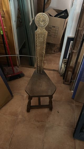 Silla antigua de madera tallada