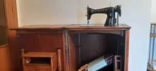 Máquina de coser antigua con mueble restaurado