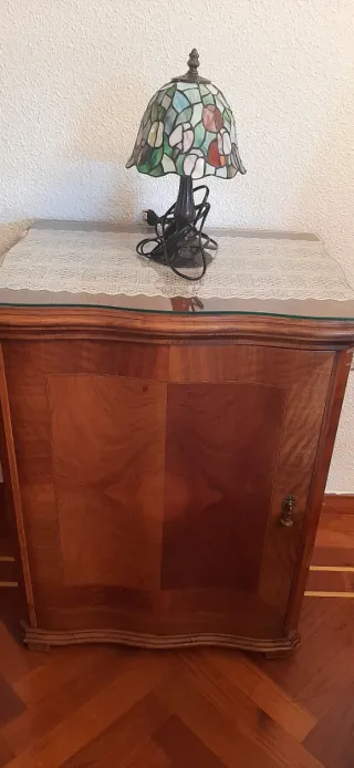 Máquina de coser antigua con mueble restaurado