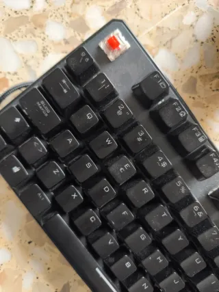 Set accessori gaming: mousepad XXL, tastiera meccanica Trust, cuffie Blackfire