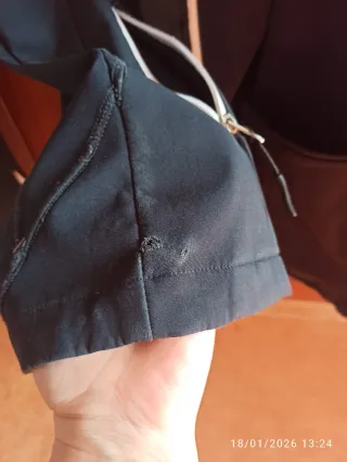 Chaqueta H2O Negra con cremallera blanca