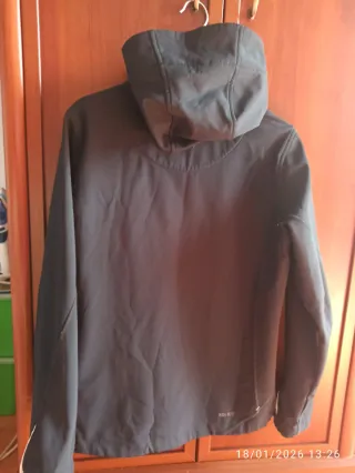 Chaqueta H2O Negra con cremallera blanca