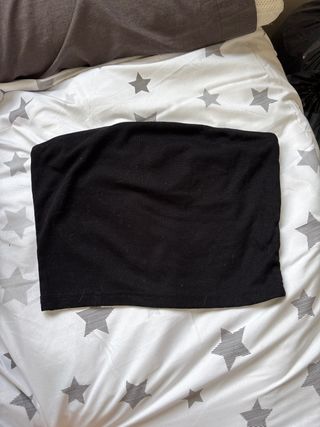 Top de banda negro acanalado