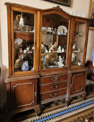 Vitrina antigua de madera y cristal.