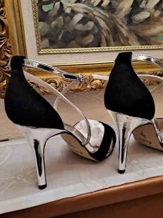 Zapatos de fiesta Menbur plateados y negros.Nuevos