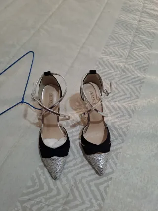 Zapatos de fiesta Menbur plateados y negros.Nuevos