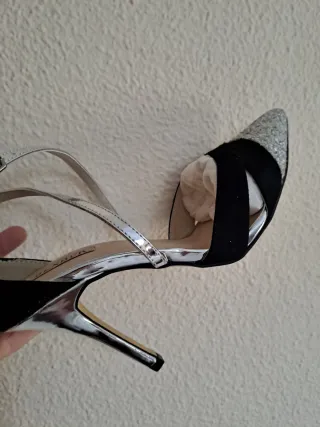 Zapatos de fiesta Menbur plateados y negros.Nuevos