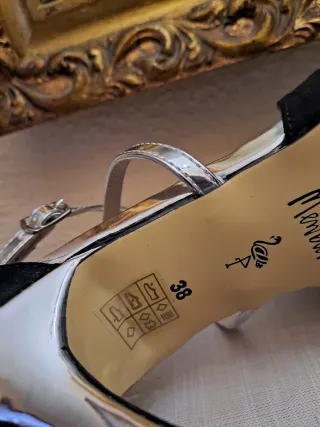 Zapatos de fiesta Menbur plateados y negros.Nuevos