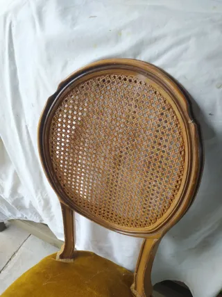Silla vintage de ratán y terciopelo a restaurar.