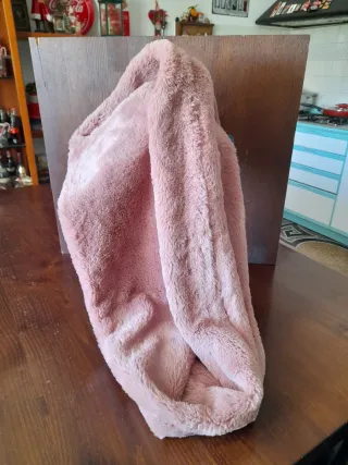 Scaldacollo lungo in eco pelliccia, color cipria