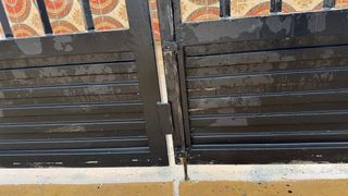 Puertas de hierro forjado abatibles.