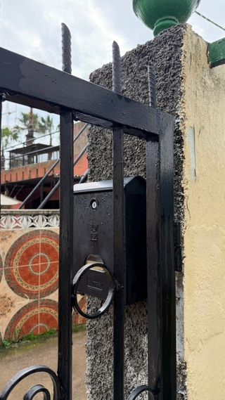 Puertas de hierro forjado abatibles.