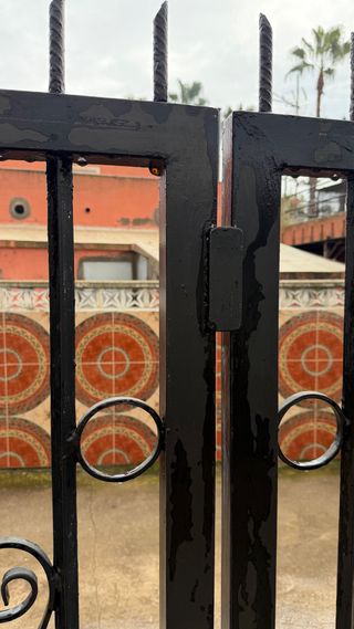 Puertas de hierro forjado abatibles.