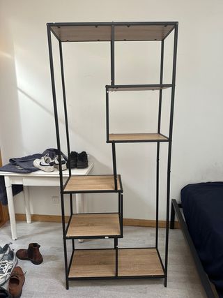 Estantería Industrial Negra y Madera.