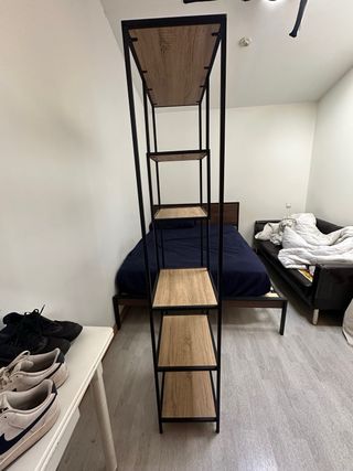 Estantería Industrial Negra y Madera.