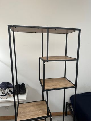 Estantería Industrial Negra y Madera.