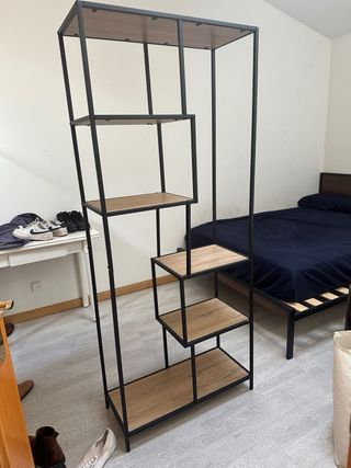 Estantería Industrial Negra y Madera.